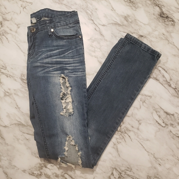 Distressed jeans - Picture 2 of 3